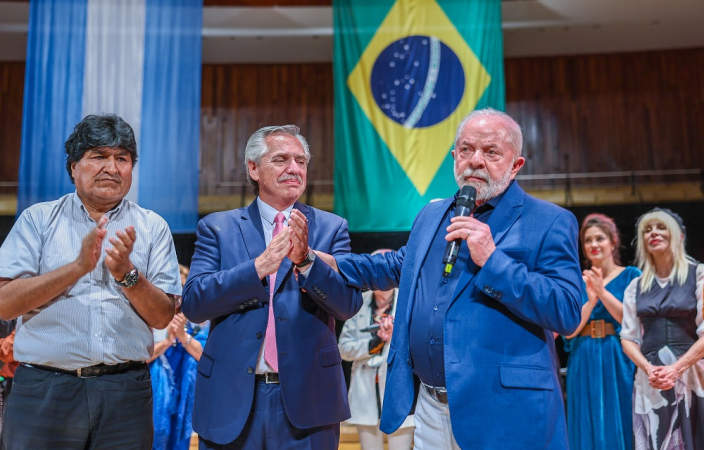 À direita Lula fala ao microfone ao lado de Alberto Fernández e Evo Morales