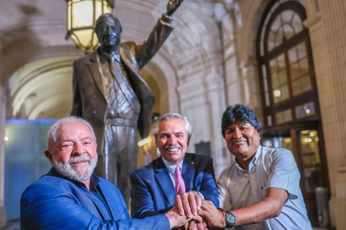 Lula, Fernández e Evo Morales com as mãos dadas