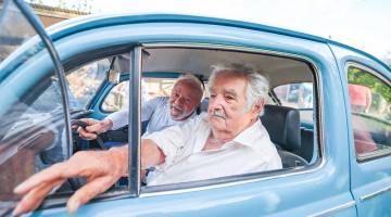 LUla senra no banco de carona do Fusca azul claro de Mujica