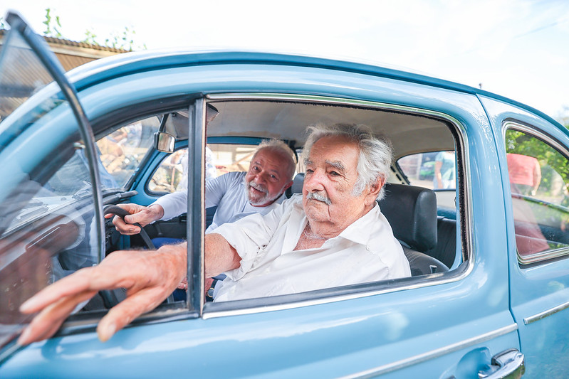 LUla senra no banco de carona do Fusca azul claro de Mujica