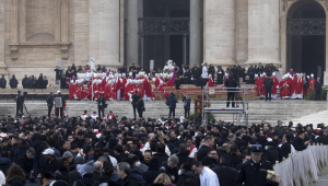Cardeais chegam para a cerimônia fúnebre do Papa Emérito Bento XVI (Joseph Ratzinger), na Praça de São Pedro, Cidade do Vaticano, nesta quinta-feira, 5