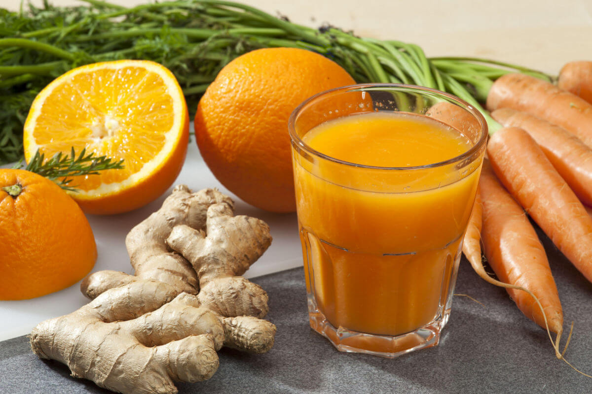Suco de cenoura com laranja e gengibre 