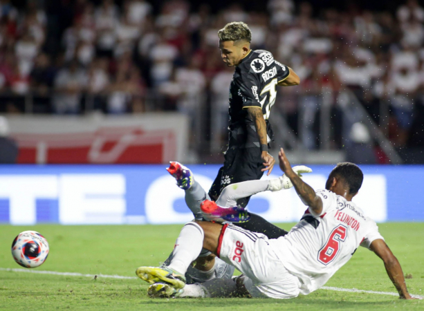 Adson marcou duas vezes na vitória do Corinthians sobre o São Paulo
