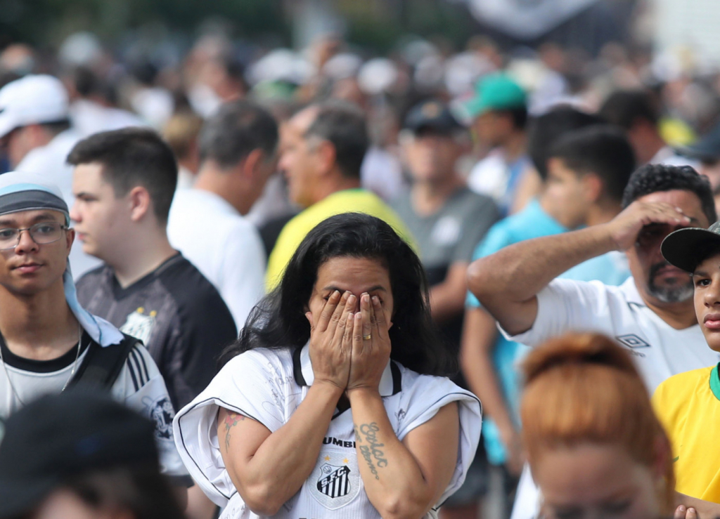 Público faz fila diante da Vila Belmiro, em Santos