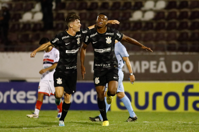 Corinthians marca duas vezes no final e vence o Retrô-PE na estreia da  Copinha 