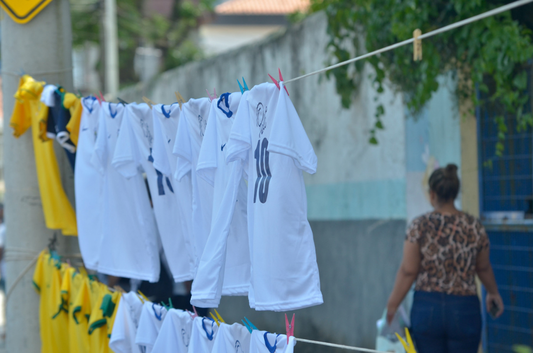 Camisas do Santos e da Seleção sendo vendidas