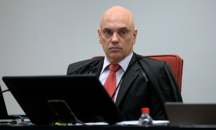 Alexandre de Moraes inclui relatório da CPMI 8/1 em inquéritos do STF 