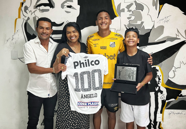 ângelo ganha placa do santos