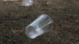 copo plástico jogado no chão