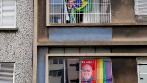 Vista de um prédio exibindo cartazes dos candidatos presidenciais brasileiros Jair Bolsonaro (para cima) e Luiz Inácio Lula da Silva (para baixo) em São Paulo