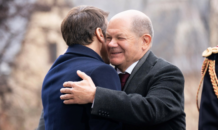 Presidente da França, Emmanuel Macron, e o chanceler da Alemanha, Olaf Scholz, se abraçam em encontro