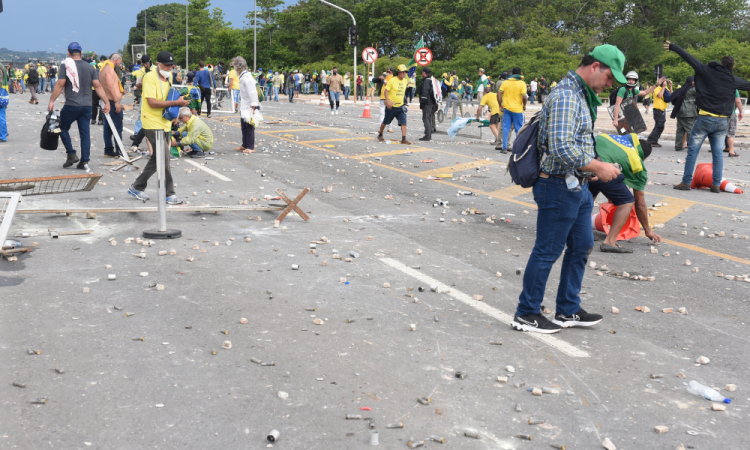 Rastros de destruição são deixados no Distrito Federal após invasão e depredação da Praça dos Três Poderes
