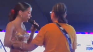 Anitta com uma fã no palco