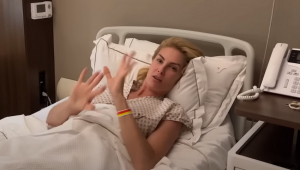 Ana Hickmann em uma cama de hospital