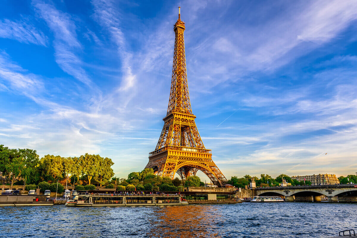 Série ‘Emily em Paris’ inspira turistas a conhecerem a França 