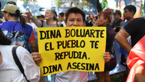 Homem mostra cartaz contra Dina Boluarte na manifestação desta quinta: 'Dina Boluarte, o povo te odeio. Dina assassina'