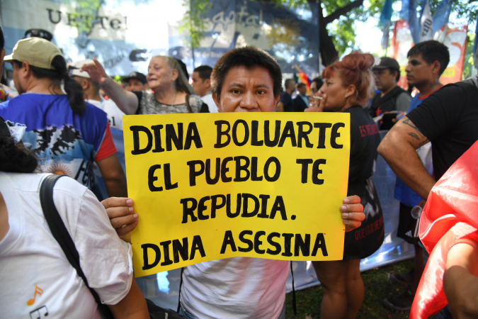 Homem mostra cartaz contra Dina Boluarte na manifestação desta quinta: 'Dina Boluarte, o povo te odeio. Dina assassina'
