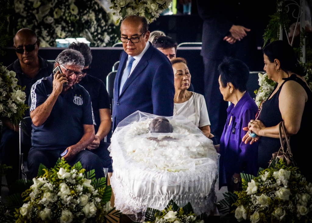 Na foto, o ministro do Supremo Tribunal Federal Gilmar Mendes comparece ao velório