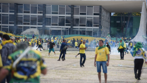 Manifestantes geram caos em Brasília com a invasão do STF, Congresso Nacional e Palácio do Planalto.