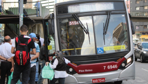 Movimentação em transporte de ônibus no centro da cidade de São Paulo