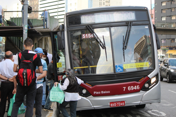 Movimentação em transporte de ônibus no centro da cidade de São Paulo