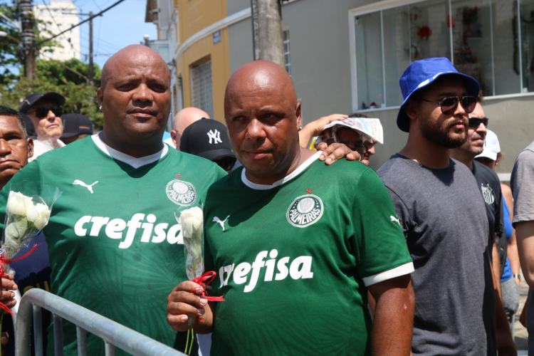Torcedores com camisa do Palmeiras no velório de Pelé