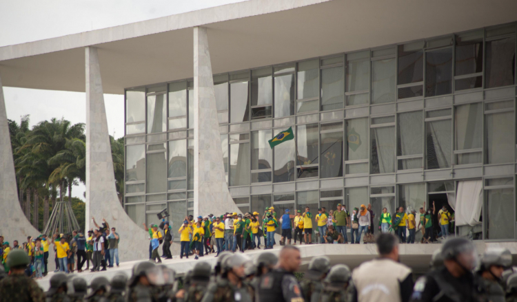 Ato em Brasília marca um ano dos ataques às sedes dos Poderes