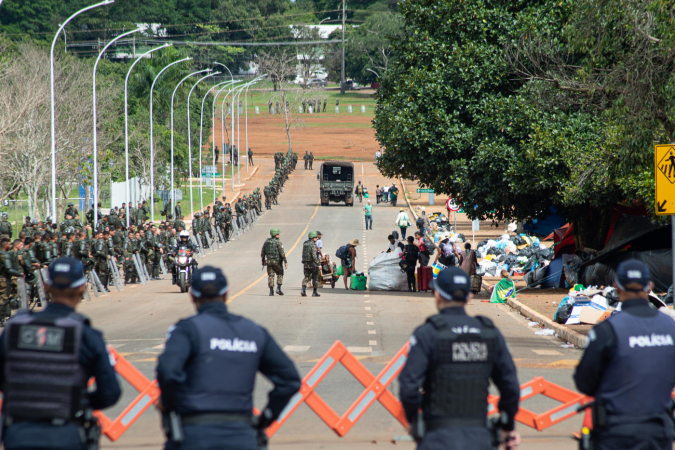 Desmonte de acampamento em Brasília