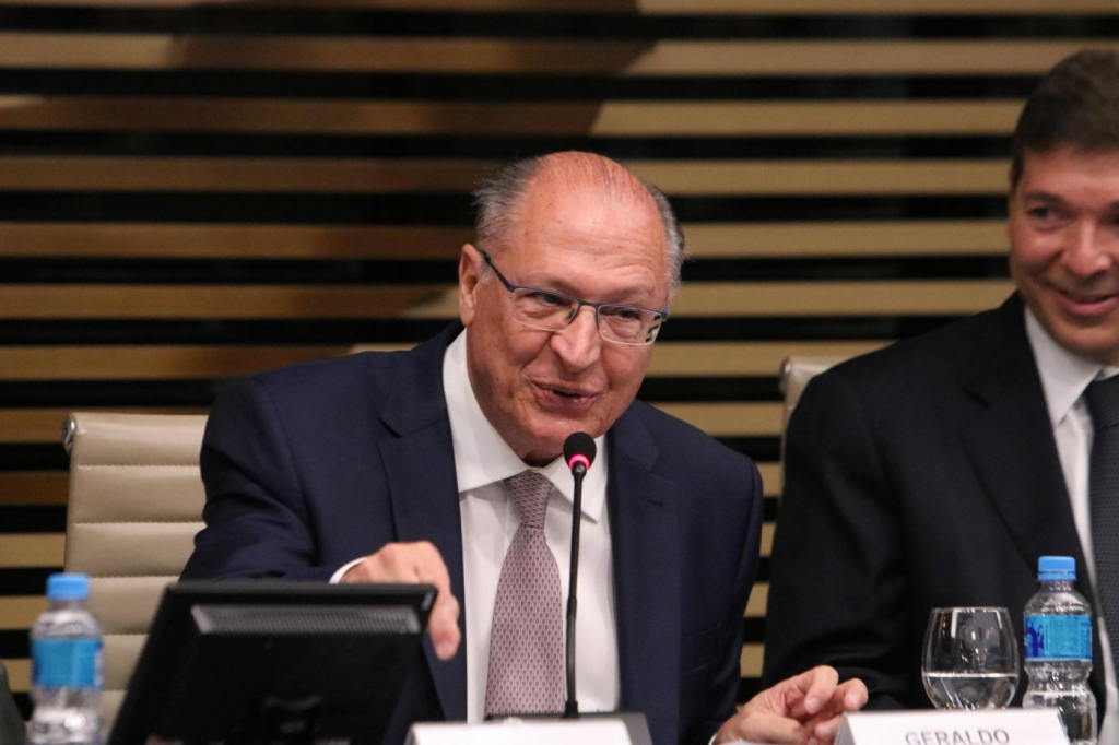Sem criticar Campos Neto, Alckmin defende redução de juros para retomada de investimentos