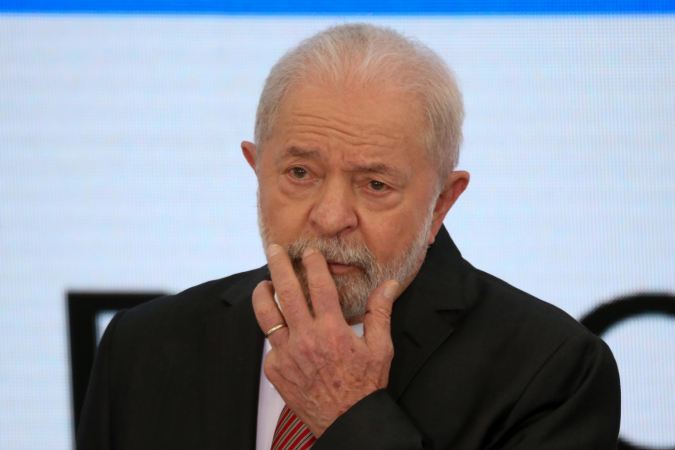 Presidente Lula usa terno preto, camisa branca e gravata vinho