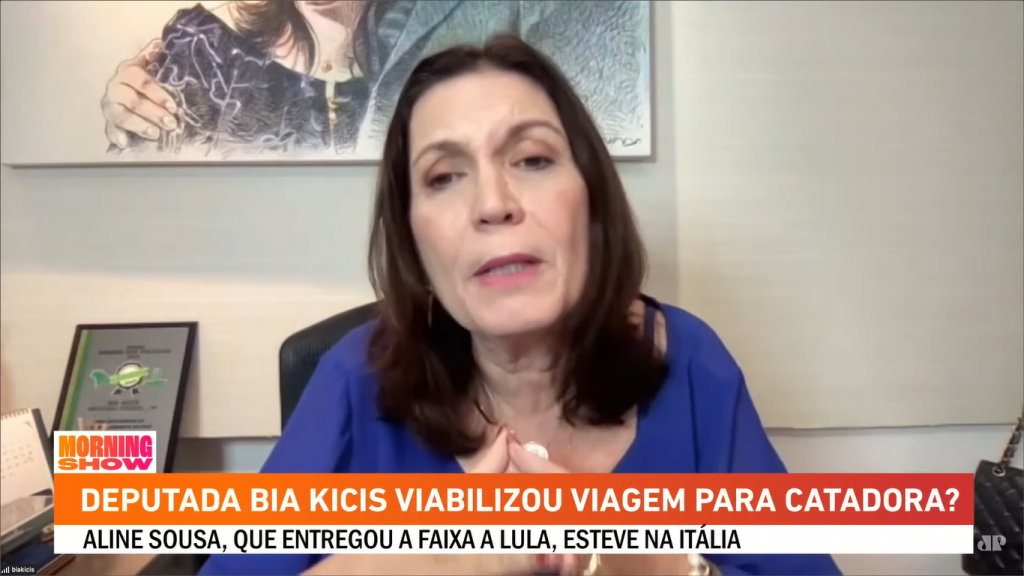 Bia Kicis esclarece relação com catadora que entregou faixa a Lula
