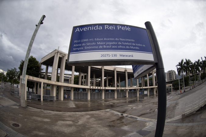 Placa da Avenida Rei Pelé nas imediações do Maracanã