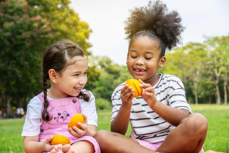 Saiba como estimular as crianças a comer frutas