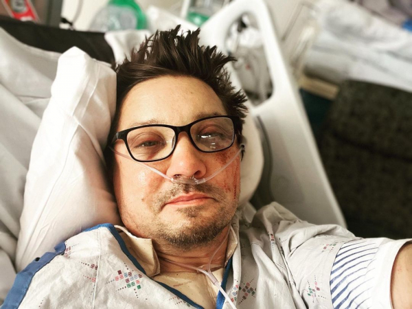 jeremy renner compartilha foto em hospital