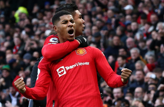 United faz bonita triangulação, bola chega em Rashford, que finaliza e fica  perto de igualar o placar! Em seguida, Casemiro tabela na entrada da área e  chuta rasteiro para fora