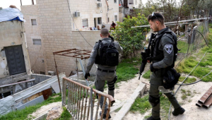 Policiais israelenses cercam casa de atirador