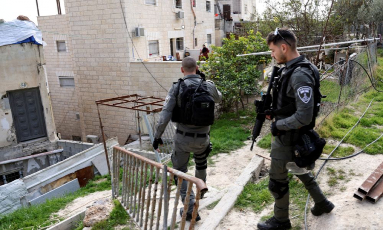 Policiais israelenses cercam casa de atirador