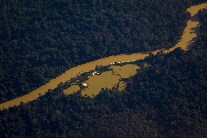 Vista aérea do rio Mucajaí, na terra indígena Yanomami, estado de Roraima