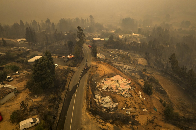 Vista aérea de campos queimados durante incêndio em Santa Juana, província de Concepcion, Chile