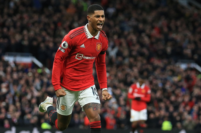 O atacante inglês do Manchester United, Marcus Rashford, comemora após marcar o segundo gol de seu time