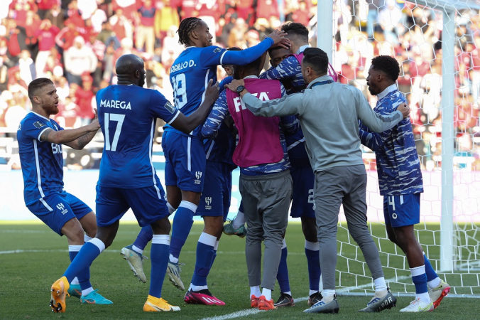 Jogadores do Al Hilal comemoram um pulando no outro