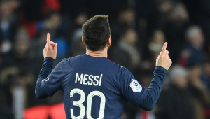 Messi, de costas, aponta os dedos para o alto