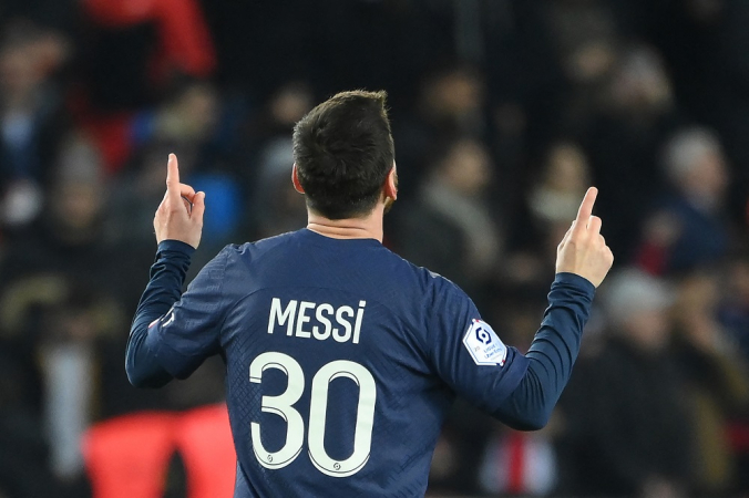 Messi, de costas, aponta os dedos para o alto
