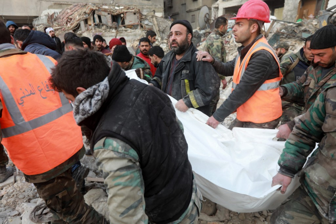 Equipes de resgate evacuam uma vítima dos escombros na cidade de Aleppo, no norte da Síria, controlada pelo governo, nesta terça-feira