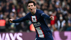 Messi marcou um golaço de falta para o PSG contra o Lille