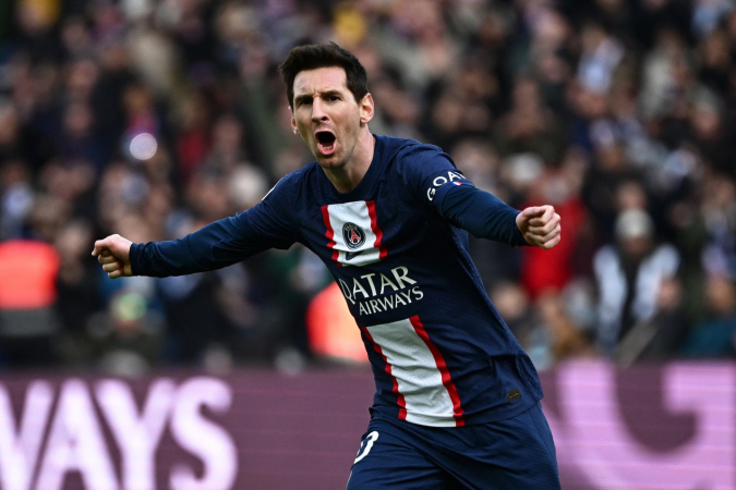 Messi marcou um golaço de falta para o PSG contra o Lille