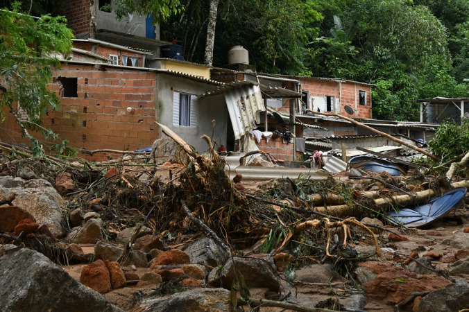 Vista de uma área afetada por enchentes no distrito de Juquehy em São Sebastião