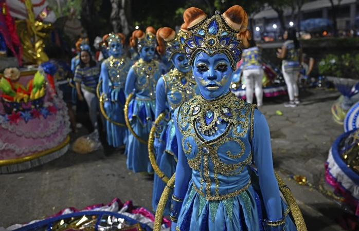 Membros da escola de samba Paraíso do Tuiuti se preparam para o desfile na segunda noite do Carnaval carioca