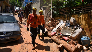 Equipes de resgate trabalham em área afetada por enchente em Barra do Sahy, distrito de São Sebastião