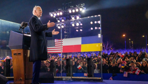 O presidente dos EUA, Joe Biden, gesticula para o público depois de falar nos Jardins do Castelo Real de Varsóvia